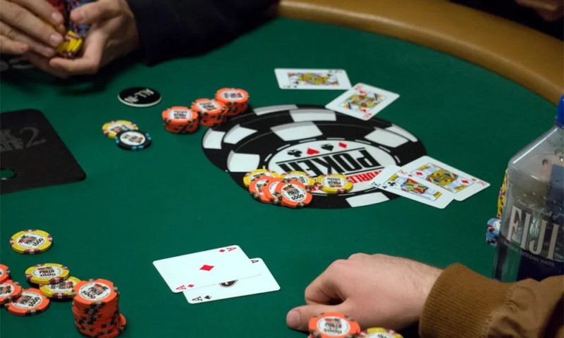 【小鱼Poker】牌局分析：同花牌面的顶两对该怎么游戏？