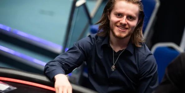 【小鱼Poker】趣闻 | Charlie Carrel穿着睡衣在星巴克里赚了120万美元