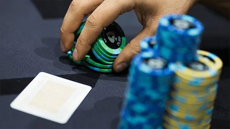 【小鱼Poker】牌局分析：这个牌面拿到三条A，你会ALL IN吗？