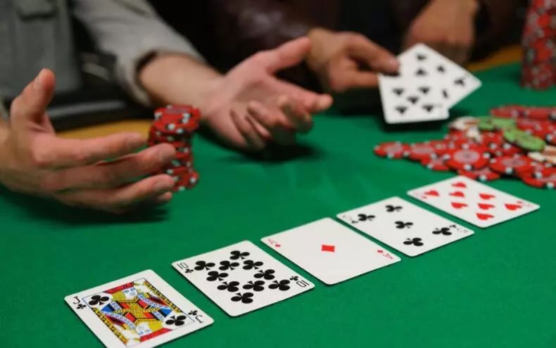 【小鱼Poker】牌局分析：这手AA，赢了底池，却输了经验