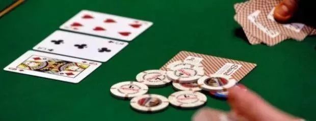 【小鱼Poker】牌局分析：翻牌圈拿到两头顺，你会怎么玩？