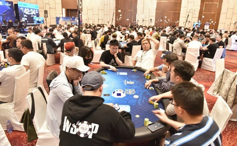 【小鱼Poker】【CPG巡游赛海棠站】412人争夺135人奖励圈，冷斌成泡沫男孩！大神Alex Lee坐拥136万记分牌携手97人晋级第三轮！