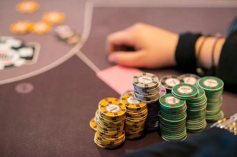 【小鱼Poker】牌局分析：大多数人觉得应该跟注的牌，职业选手却有不同看法