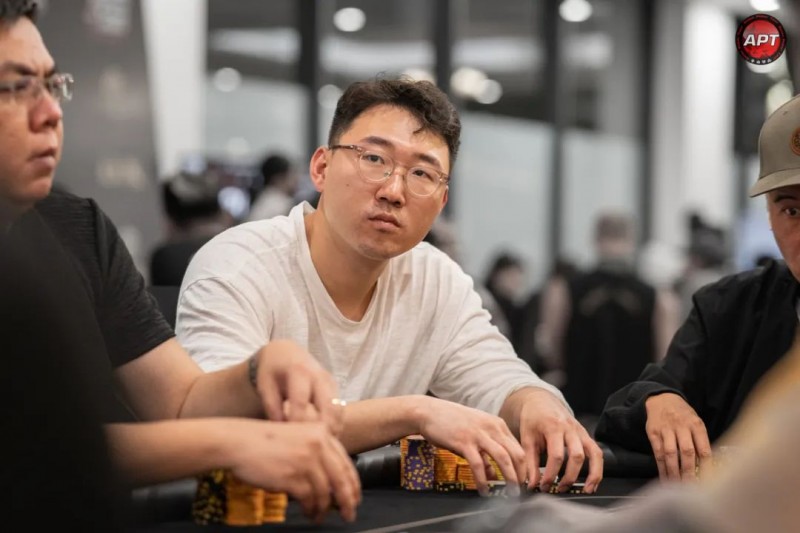 【小鱼Poker】【2023APT越南】主赛事B组141次参赛，韩国 Seok Hyeon Park 领衔55人晋级 Day 2