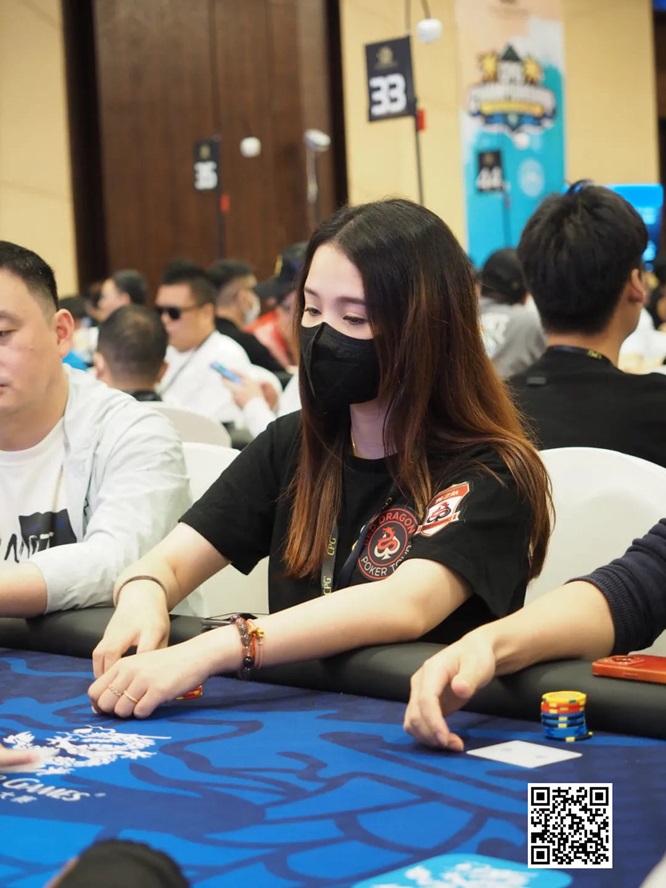 【小鱼Poker】CPG三亚总决赛｜野人COS小哪吒再现赛场引关注 直播桌秀操作27 王珰317500记分牌领跑598玩家晋级到第二轮