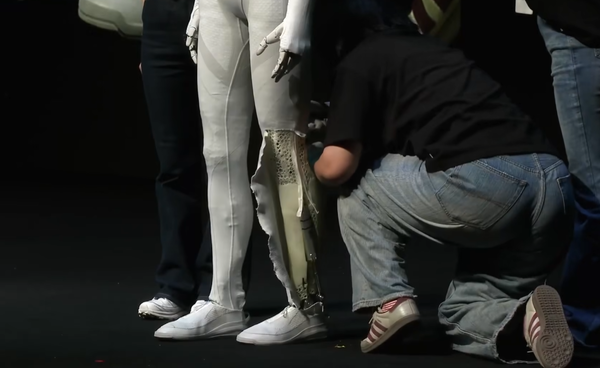 小鹏机器人是真是假?何小鹏现场直接剪开衣服自证 【小鱼Poker】小鹏机器人是真是假?何小鹏现场直接剪开衣服自证