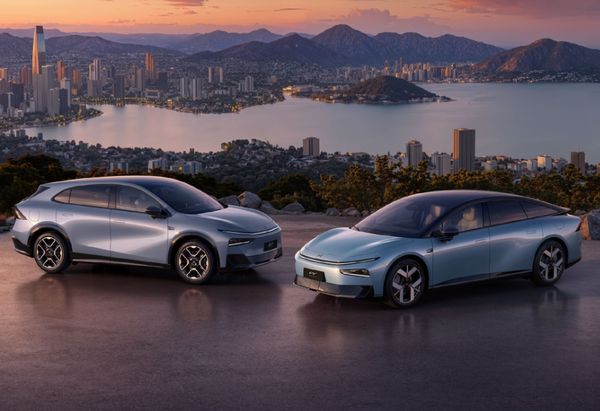 【小鱼Poker】一辆小鹏P7遭火车撞击后车主幸存 何小鹏发文回应