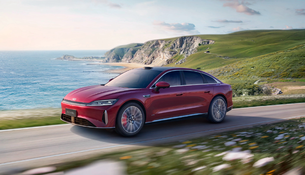 【小鱼Poker】2025年国产车出口总量达710万辆 两家车企破百万！