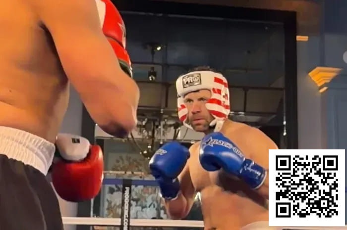 【小鱼Poker】”Jungleman”拳击赛第二回合遭偷袭,面部流血,比赛被叫停