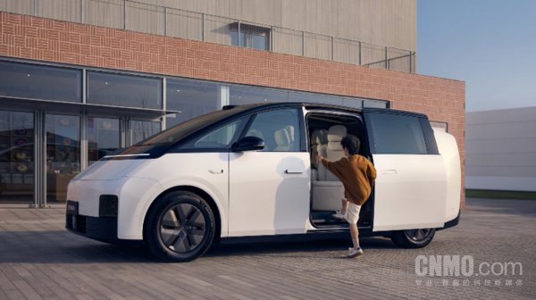 理想MEGA 【小鱼Poker】理想汽车双冠:MEGA与L9领跑2025年保值率榜单!