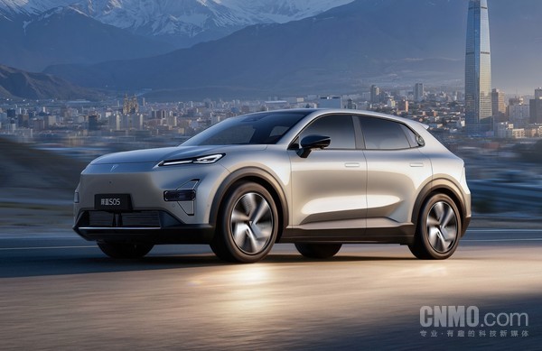 【小鱼Poker】深蓝汽车回应马斯克母亲认错车：下次将看到更多