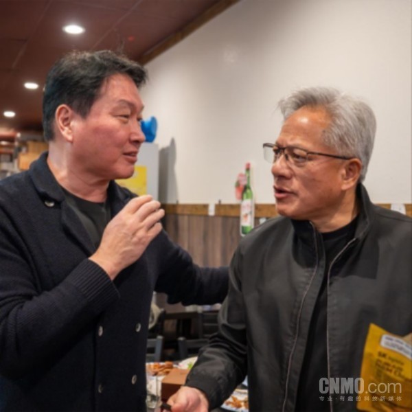 崔泰源(左)和黄仁勋(右) 【小鱼Poker】SK崔泰源与英伟达、Meta等高层会谈 布局AI内存供应链