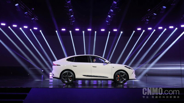 智己汽车 【小鱼Poker】千问大模型赋能!智己汽车超级智能体发布会定档3月18日