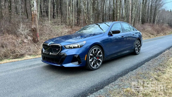 【小鱼Poker】宝马首款原生NACS接口车型曝光：竟是i5 M60 顶配独享