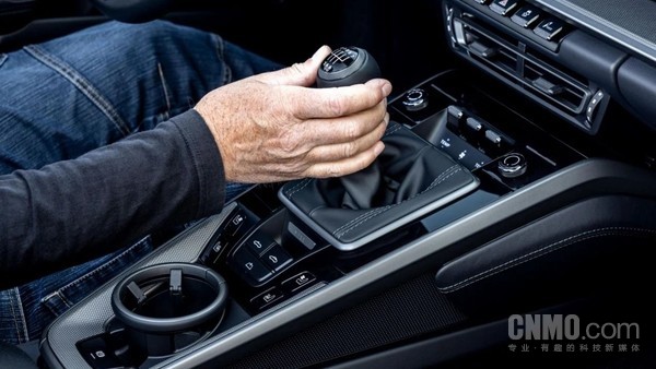 【小鱼Poker】保时捷新专利公布：线控技术复刻手动挡H型换挡！