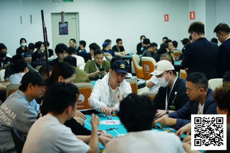 【小鱼Poker】第一届山海杯鲲鹏系列赛|主赛B组110人次竞争21人晋级,王云峰倒数手牌翻倍收取32.3万计分牌成CL!明天主赛小组赛最后晋级机会!