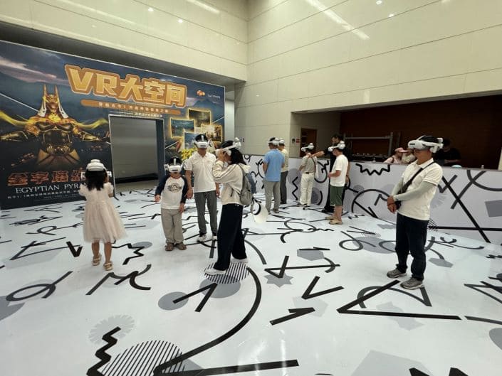 【小鱼扑克】混合现实（MR）+全息投影：沉浸式百家乐将如何改变未来互动娱乐体验？