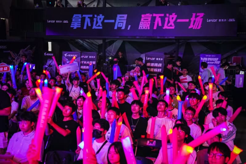 【小鱼扑克】电竞比赛中的临场调整信号解析:从战术变化到心理博弈