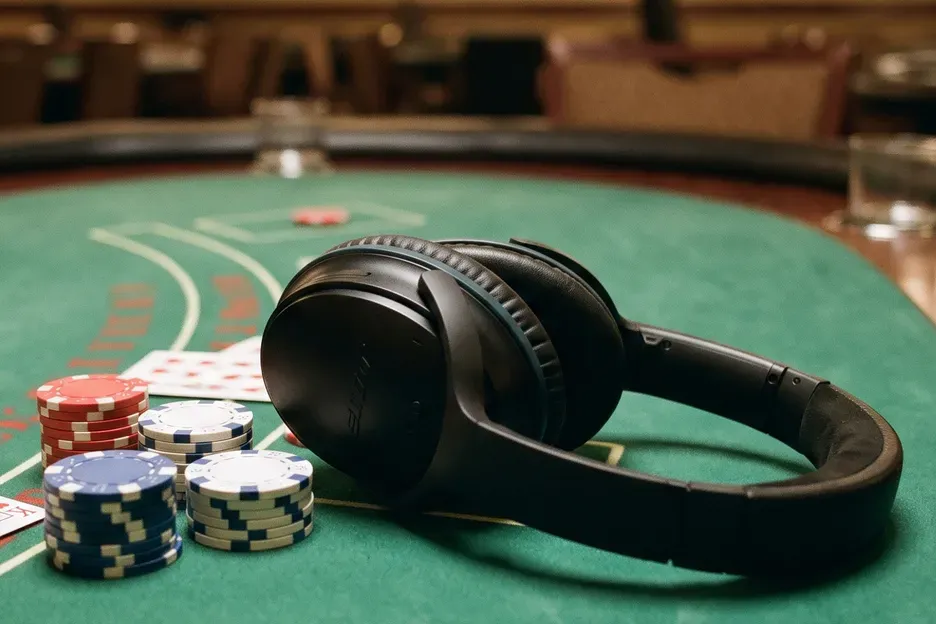 【小鱼Poker】牌桌上的AirPods要被禁了?AI读马脚已经成真?扑克玩家该慌吗?