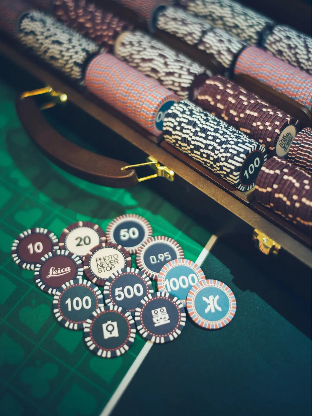 【小鱼Poker】德州扑克KQo决策指南:跟注还是再加注?从位置、筹码深度与对手类型全面解析