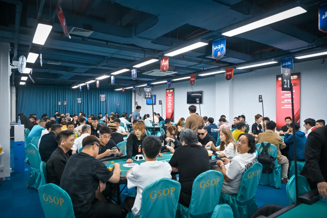 【小鱼Poker】深圳山海杯 | 三日激战，主赛首轮战罢！本次主赛共计521人次参赛，140位顶尖牌手各凭实力顺利突围