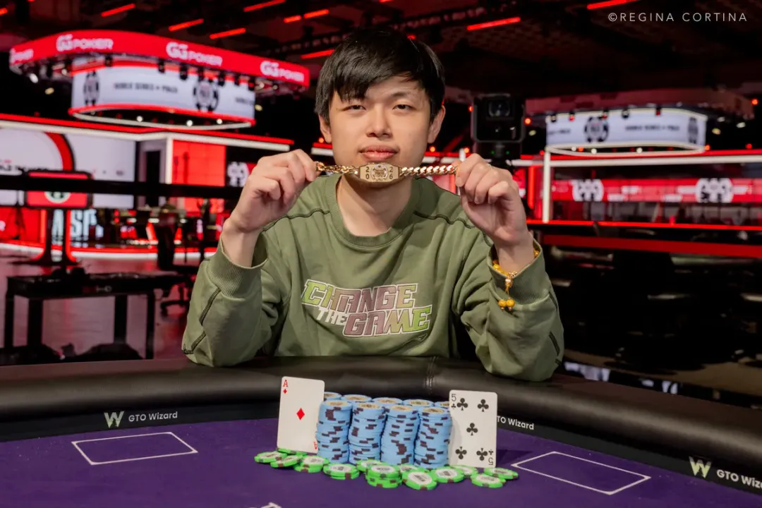 【小鱼Poker】生涯首进WSOP奖励圈即登顶!华人博士生Honghao Zhang斩获$1500六人桌金手链
