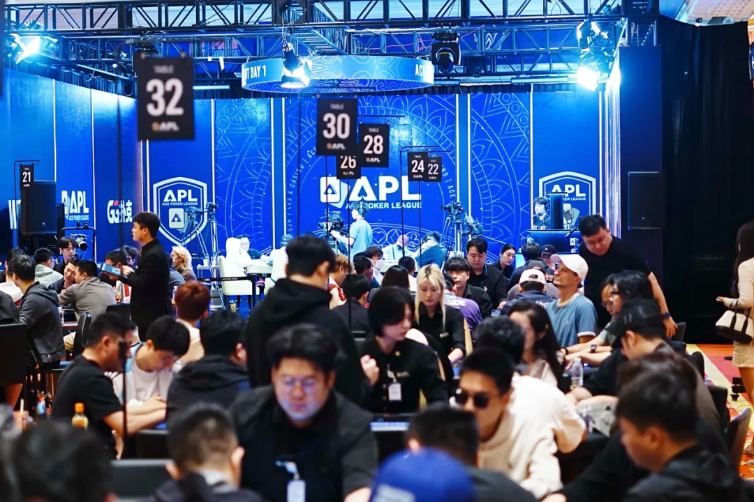 【小鱼Poker】APL济州岛｜续写高光！主赛狂卷1192人次参赛余172位选手挺进Day2，明日竞逐更高目标！徐杰明加冕系列赛双冠王