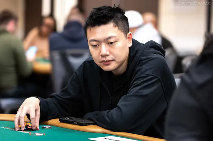 【小鱼Poker】以为出局走到门口,被叫回后打出奇迹:Wesley Fei的WSOP主赛死里逃生记