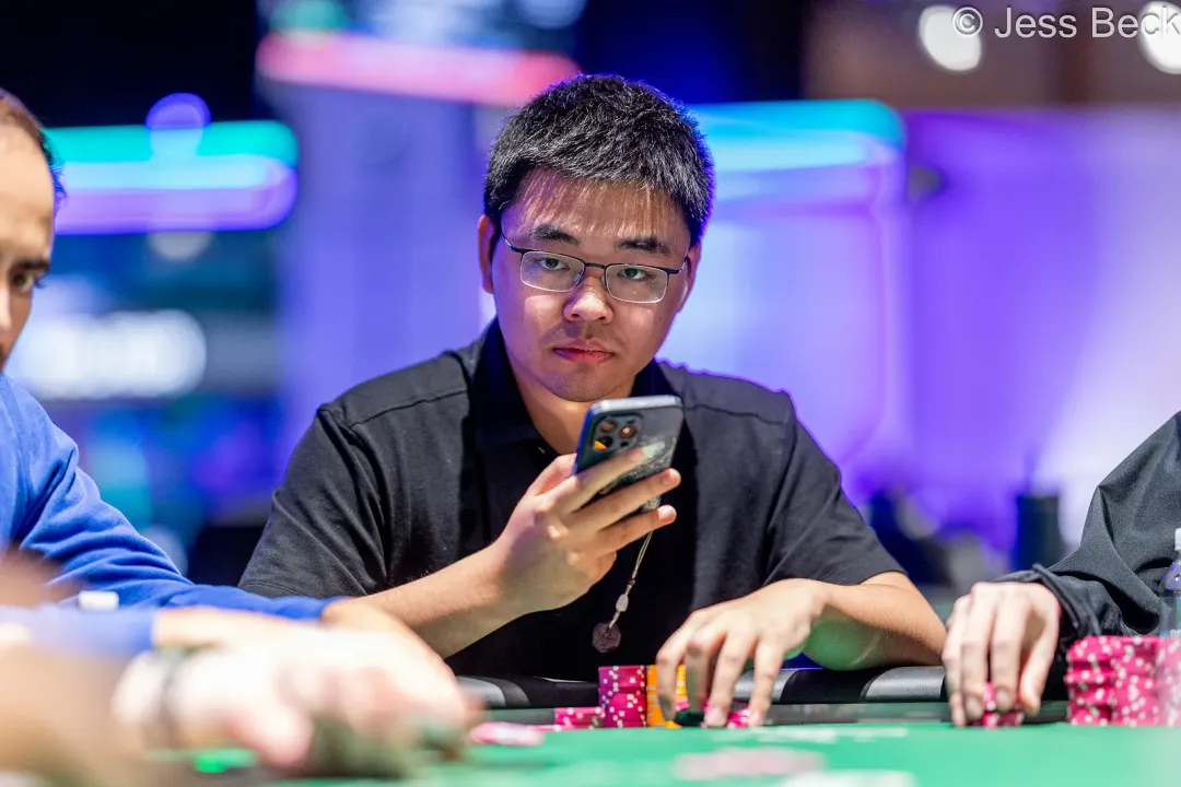 【小鱼Poker】2026WSOP | 主赛剩62人,唐俊杰记分牌第七,携手Tianle Wang、章聪雅挺进Day7