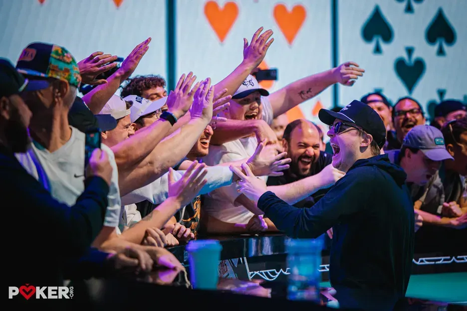 【小鱼Poker】22岁黑马手握1.94亿筹码断层领跑2026WSOP主赛决赛9人桌