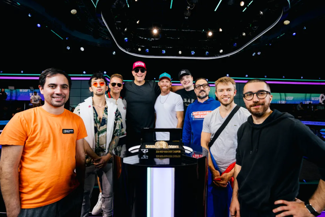【小鱼Poker】翻前5人全下狂收四家!中国选手Qi Xiaokun斩获34,000刀全场最高神秘赏金!