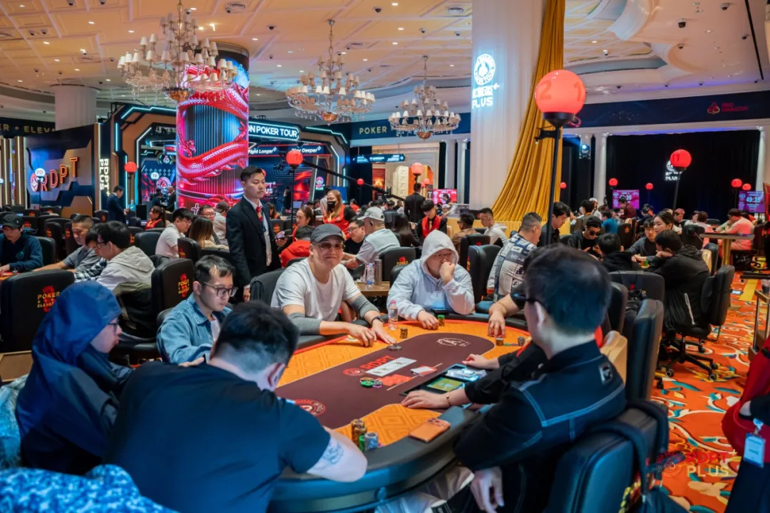 【小鱼Poker】2026 红龙杯PLUS | 主赛第一轮收官,周懿楠首秀一发晋级,张晨旭setA遇河底同花,张馨月82.5万计分成超级CL