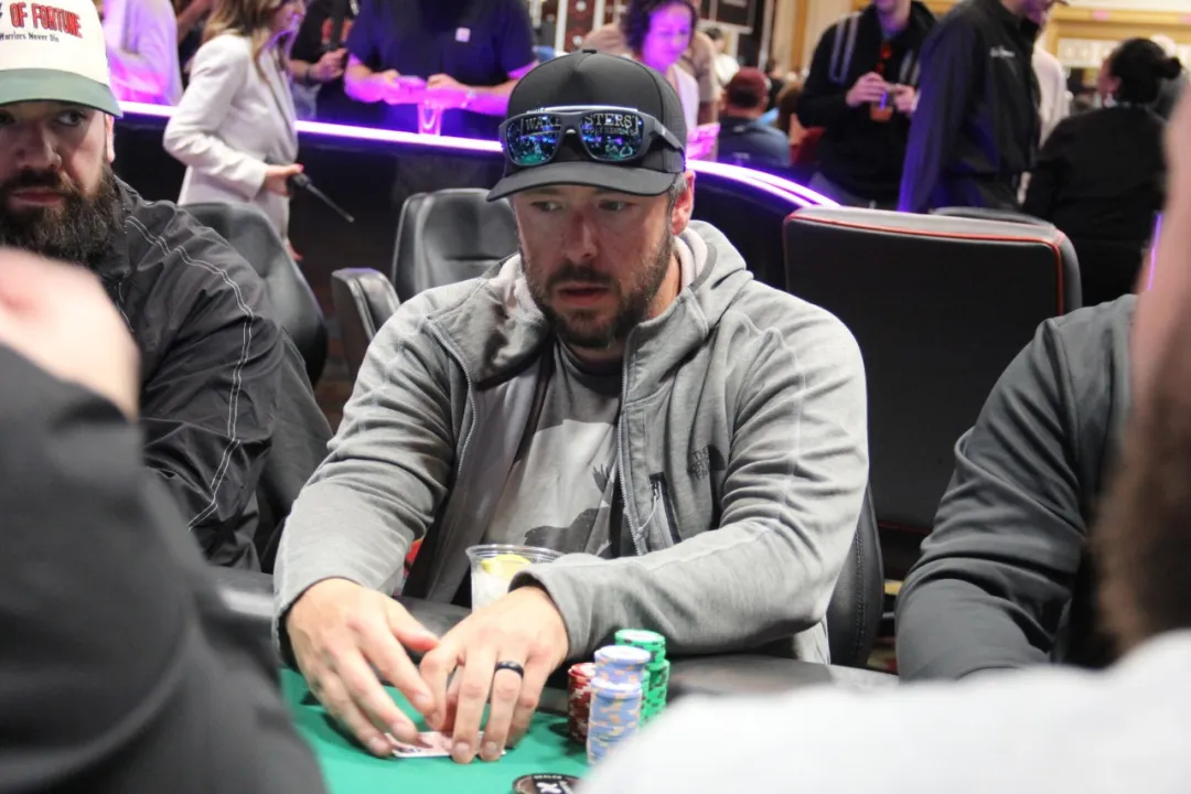 【小鱼Poker】长考从6分钟到15分钟,从邻桌叫倒计时到全场沉默,一场全场“伙牌”逼出WSOP历史性计时器改革