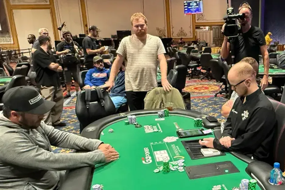 【小鱼Poker】WSOP主赛事“拖时间门”:为躺赚2万美金,他磨了整整17分钟