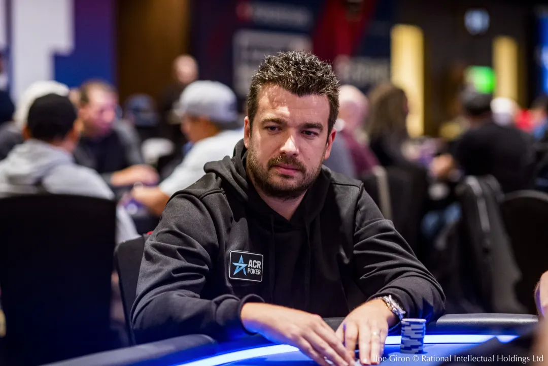 【小鱼Poker】职业牌手的思维差距:32同花翻牌加注,Chris Moorman教你如何用听牌赢下底池