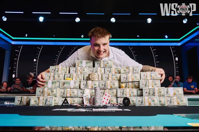 【小鱼Poker】Day1倒数第2到主赛冠军！HU他只用17手牌就赢走1000万刀！