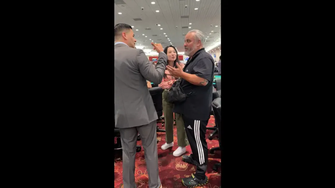 【小鱼Poker】规则书遇上荒诞剧:他坐错位置,全下了别人的记分牌并输掉,然后整个扑克圈吵翻了