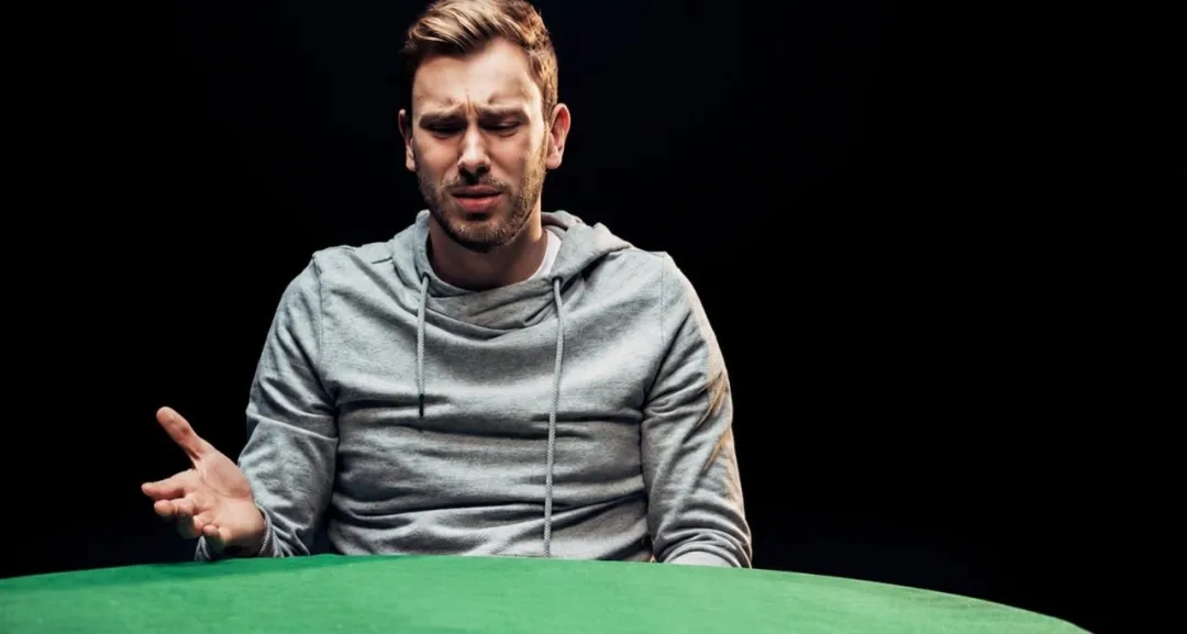 【小鱼Poker】离谱!玩家休息回来坐错桌,全压QQ撞KK,输光别人全部筹码