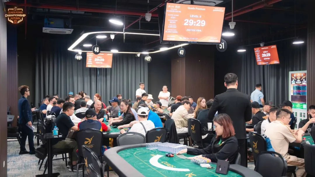 【小鱼Poker】2026QPC秋季赛 | 主赛事B组偃旗息鼓!34位选手晋级第二轮,中国选手刘俊拿下22.8万计分牌成CL,明日C/D组最后晋级机会!