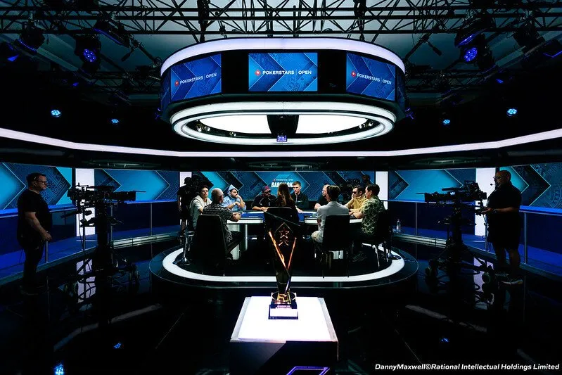 【小鱼Poker】EPT巴塞罗那站牌局复盘:A♣2♦的河牌重注,如何让一对2无奈弃牌?