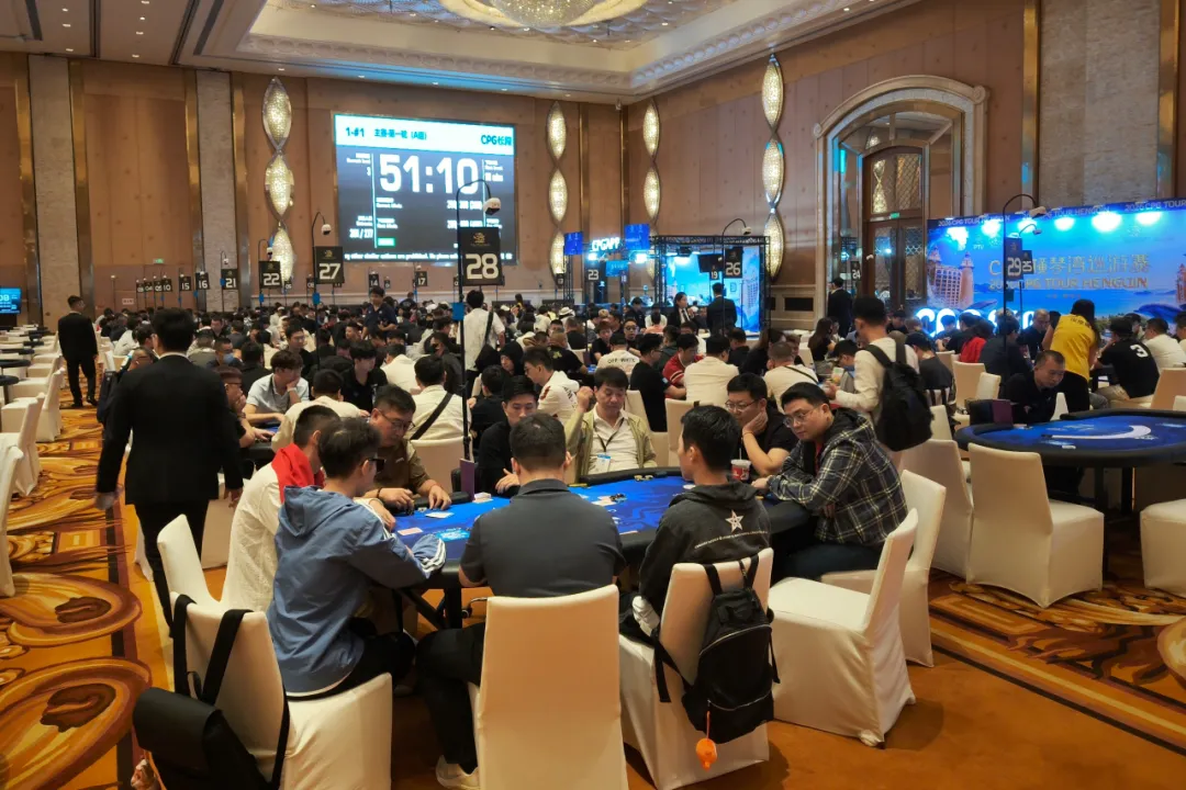 【小鱼Poker】2026 CPG横琴|珠海烽烟再起!主赛第一轮A组512人参赛176人晋级,郑敬钭收获26.9万记分牌领跑