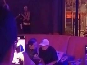 【小鱼Poker】马云现身阿里巴巴园区酒吧 被认出后不忘戴上口罩
