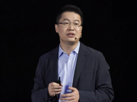 【小鱼Poker】卢伟冰再次强调小米17不是抄iPhone 今年流入1200万用户