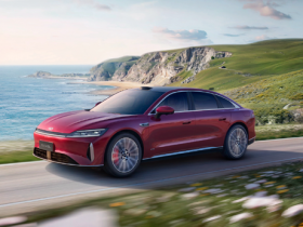 【小鱼Poker】2025年国产车出口总量达710万辆 两家车企破百万!