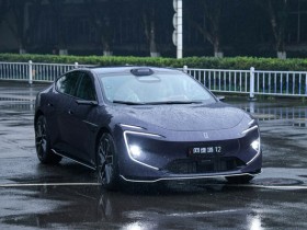 【小鱼Poker】华为靳玉志试驾新款阿维塔12 直言:“如脱胎换骨!”