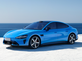 【小鱼Poker】雷军介绍新一代SU7 Max卡布里蓝特别版:配同色轮毂