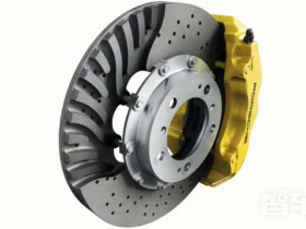 【小鱼Poker】比一辆二手车还贵!碳陶瓷刹车是神器还是智商税?