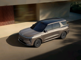 【小鱼Poker】智己LS8上市 零百4秒级 续航达1605公里 24.98万起