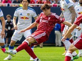 【小鱼扑克】热身赛利物浦2-0领先遭大逆转,利兹联连灌四球送伊劳拉首败