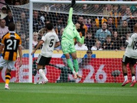【小鱼扑克】英超首轮半场:赫尔城2-0曼联,红魔71%控球率难破密集防守